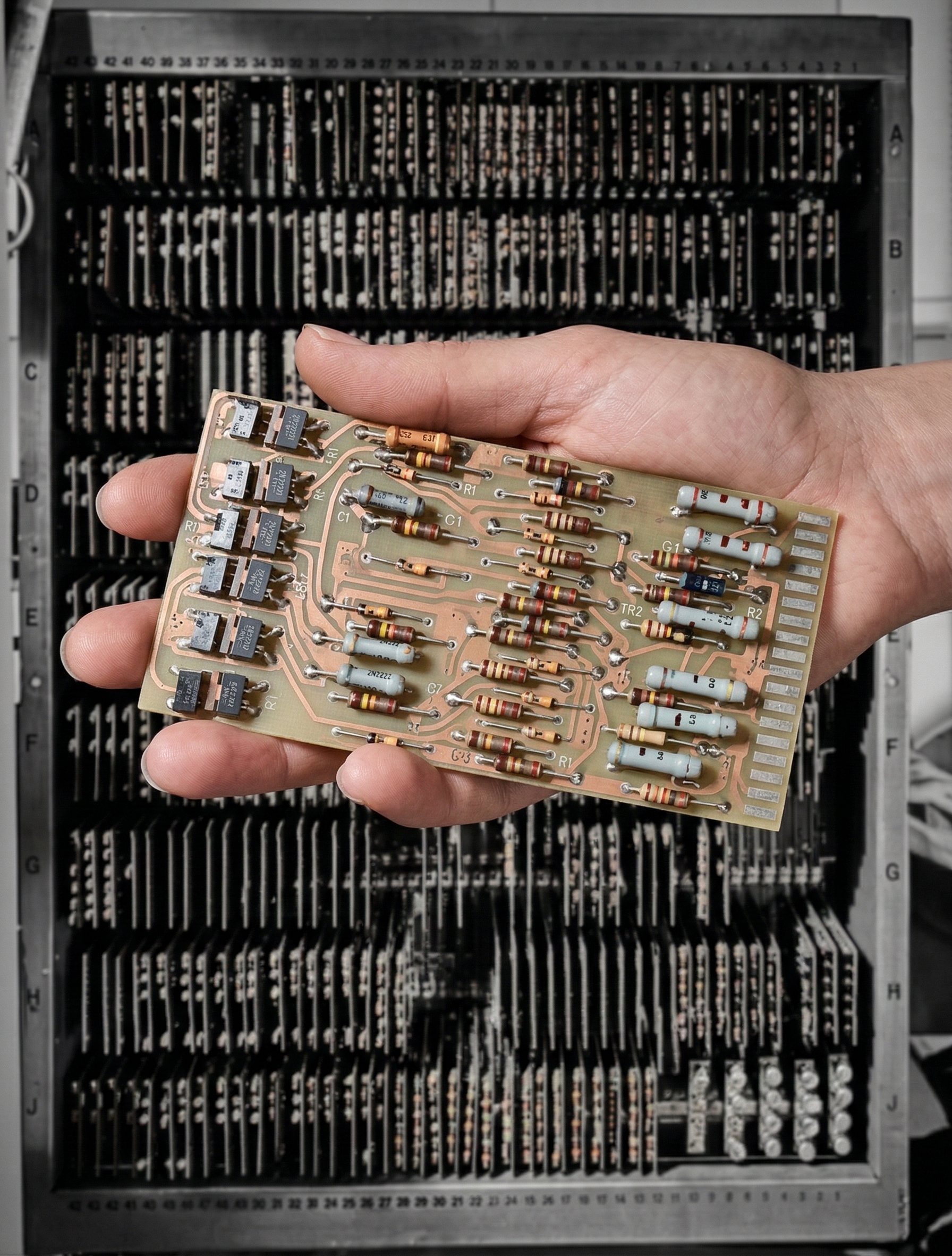 IBM transistörlü bilgisayarın basılı kablolama paneli — transistörler, diyotlar ve dirençler