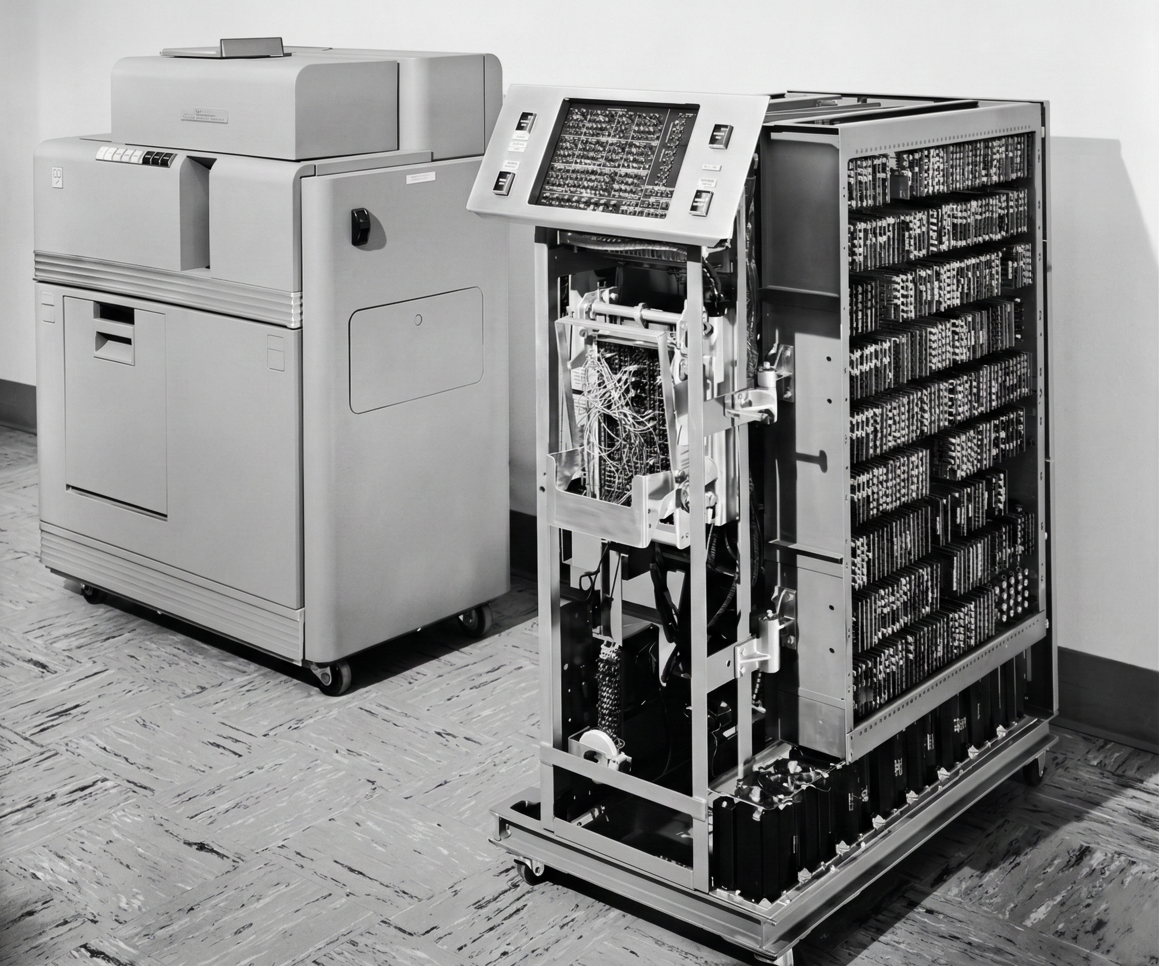 IBM'in deneysel transistörlü bilgisayarı — soldaki yüksek hızlı delme ünitesi ve sağdaki transistörlü hesaplama ünitesi